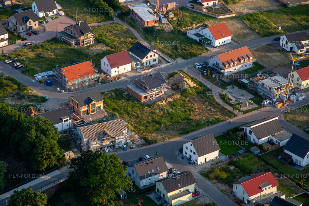 Luftbild: Neubaugebiet Veilchenweg in Kandel im Bundesland Rheinland-Pfalz in Deutschland. Foto: IMG_136280.jpg vom 07.06.2023 durch Werner Riehm/FLY-FOTO.de