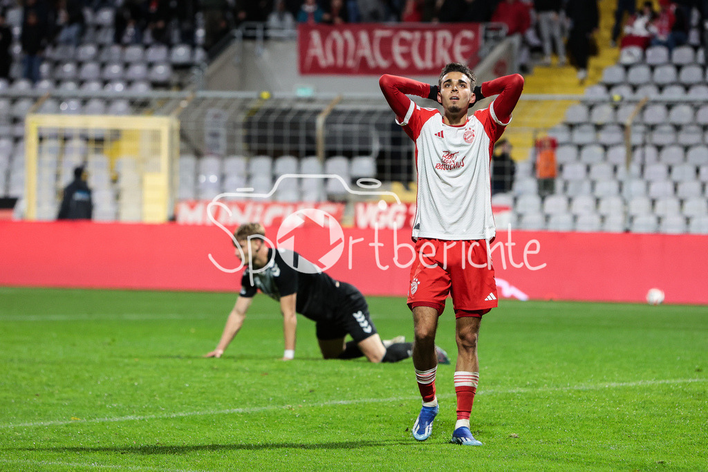 FC Bayern Amateure - SV Wacker Burghausen | Lucas Fernando COPADO SCHROBENHAUSER (FCB #9) aergert sich ueber eine vergebene Chance
