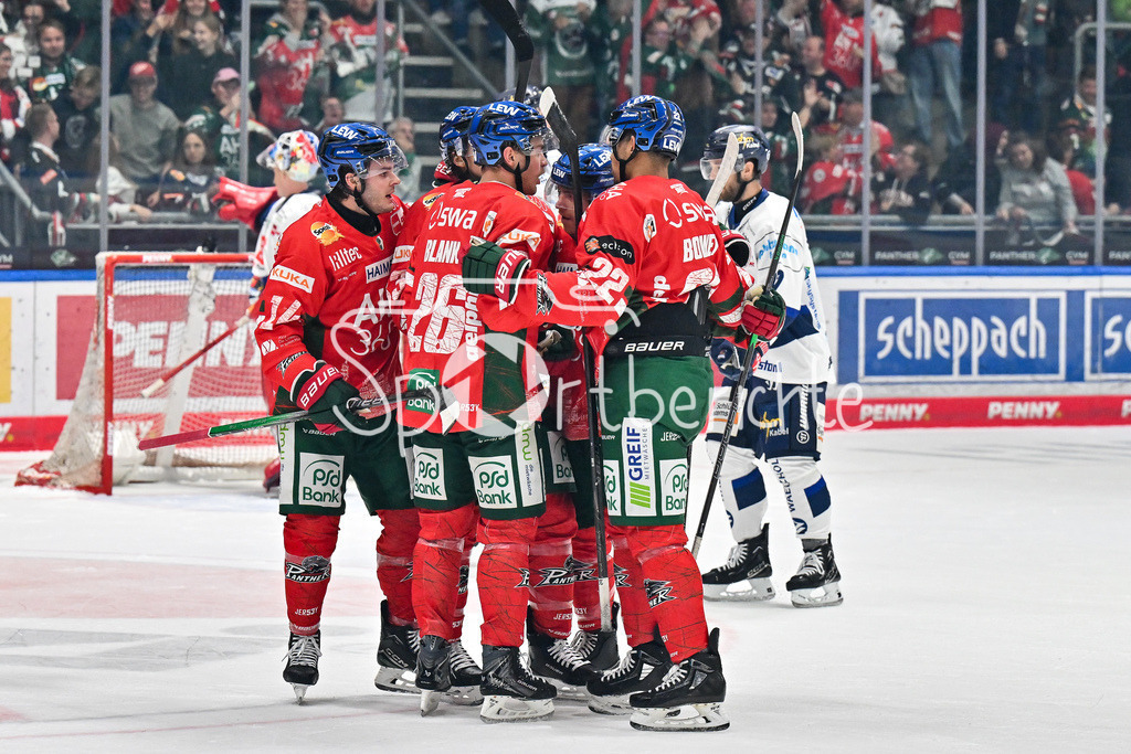 Augsburger Panther - Iserlohn Roosters | Jubel der Panther nach dem Treffer zum 1-0 durch Tim WOHLGEMUTH (Augsburger Panther 33) / Tor / Torschuetze / Freude / Happy / Penny DEL: Augsburger Panther - Iserlohn Roosters; Curt Frenzel Stadion am 21.09.2025
