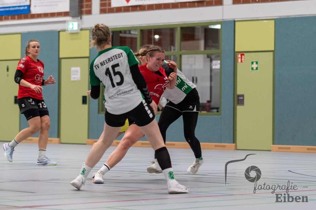 SG FriPe-TV Neerstedt | Oberliga Frauen; SG FriPe (rot)-TV Neerstedt (weiß) am 04.02.2023; in Petersfehn (Sporthalle Im Schulpacken), Photo: Philip Eiben 2023 - Realisiert mit Pictrs.com
