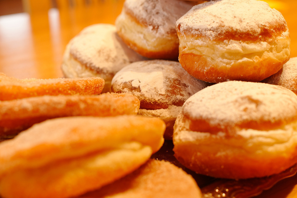 Faschingskrapfen und Süßwaren auf dem Teller | Lauterach, Austria - February 12, 2012: Faschingskrapfen und Süßwaren auf dem Teller. - Realisiert mit Pictrs.com