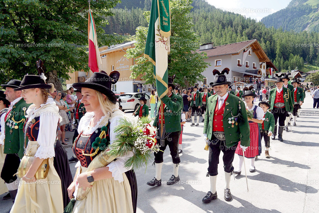 e14-news-2023-Juli23-Regimentsschuetzenfest3-Steeg-UMZUG_DORF-DSC07360 | Info aus dem Bezirk Reutte/Ausserfern Tirol sowie eine umfangreiche Bilddatenbank über die gesamte Region: Lechtal, Talkessel Reutte, Tannheimertal, Zwischentoren. Lech, Plansee, Zugspitze, Grenztunnel, B179, Fernpassstraße, Verkehr, Lawinen, Tradition, - Realisiert mit Pictrs.com