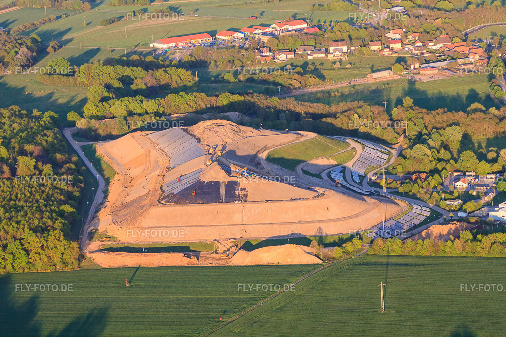 Mülldeponie vor der Versiegelung  https://www.abfallwirtschaft-germersheim.de/wir-nehmen-an/wertstoffhof-berg.html | Luftbild: Mülldeponie vor der Versiegelung  https://www.abfallwirtschaft-germersheim.de/wir-nehmen-an/wertstoffhof-berg.html in Berg im Bundesland Rheinland-Pfalz in Deutschland. Foto: IMG_64428.jpg vom 17.04.2014 durch Werner Riehm/FLY-FOTO.de - Realisiert mit Pictrs.com