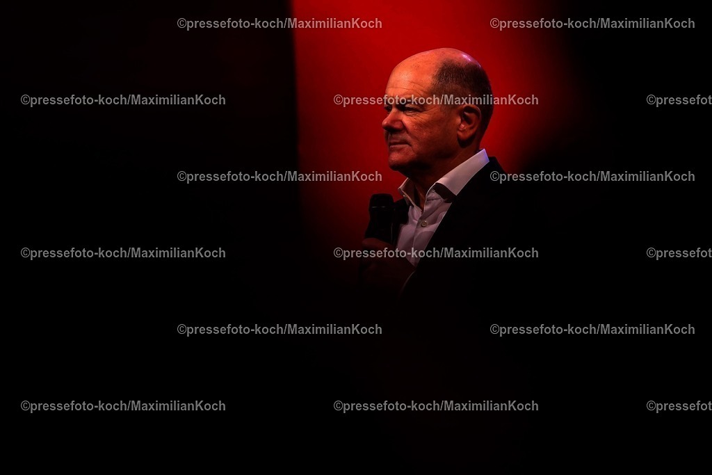 SPD21022502276 | 21.02.2025, Wahlkampfveranstaltung SPD,  Abschlusskundgebung der Sozialdemokratische Partei Deutschlands vor den Bundestagswahlen, Westfalenhalle Dortmund. Im Bild: Bundeskanzler der Bundesrepublik Deutschland und Spitzenkandidat der SPD - Olaf Scholz (SPD)