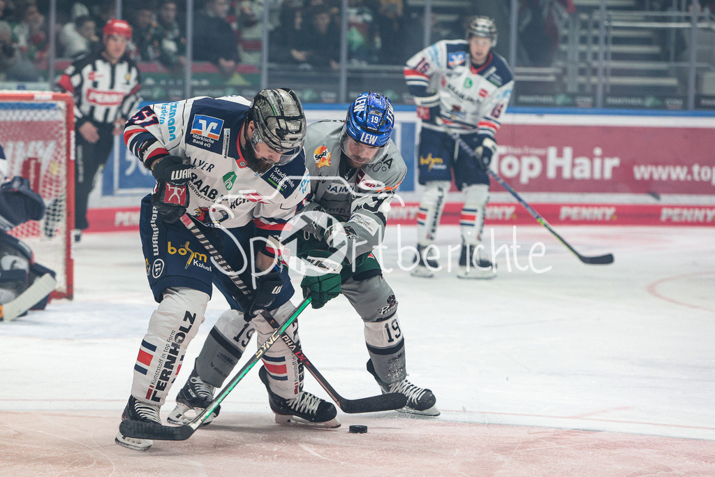 Augsburger Panther - Iserlohn Roosters | Kaspars DAUGAVINS (IEC #61) im Duell mit Andrew LeBLANC (AEV #19)