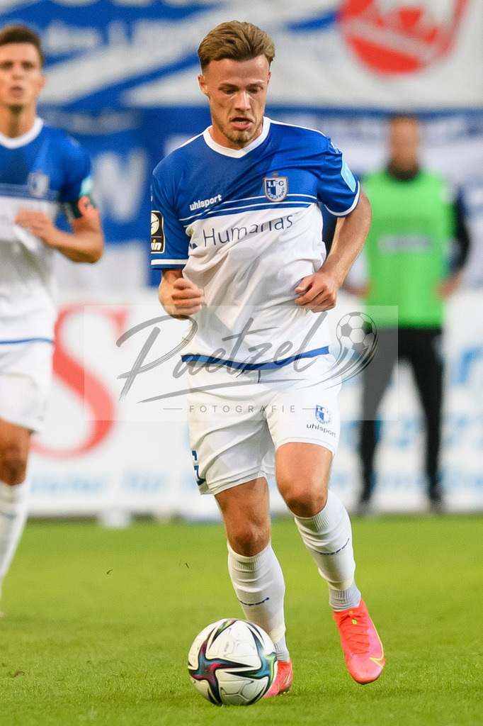 FCMFCK20210904_218 | Fussball, Herren: Adrian Malachowski (1. FC Magdeburg) in Aktion, am Ball, Einzelaktion beim Spiel der 3. Liga zwischen 1. FC Magdeburg und 1. FC Kaiserslautern in der MDCC-Arena am 04.09.2021 in Magdeburg, Deutschland.DFB / DFL REGULATIONS PROHIBIT ANY USE OF PHOTOGRAPHS AS IMAGE SEQUENCES AND/OR QUASI-VIDEO. - Realisiert mit Pictrs.com