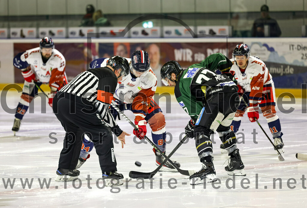 2022-10-23_013_TSV_Erding_gegen_ESC_Kempten | Erding, Deutschland, 23.10.2022:
Eishockey, Bayernliga 2022 / 2023, 7. Spieltag, TSV Erding gegen ESC Kempten, Endergebnis: 

Linus Voit (ESC Kempten, #84), Philipp Michl (Erding Gladiators, #77)

Foto: Christian Riedel / fotografie-riedel.net