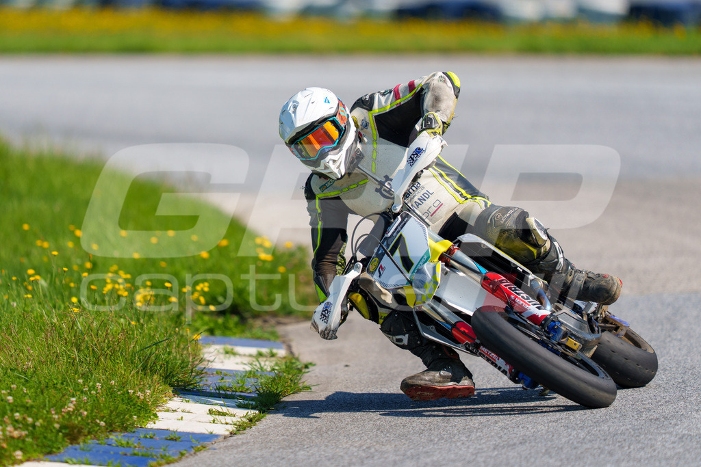 SuperMoto_Staatsmeisterschaft_Greinbach_296 | GRIPcapture steht für authentische Sportfotografie in Österreich – für Momente, die mehr sind als Geschwindigkeit oder Ergebnis. Es geht um Emotion, Spannung, Fokus und den Augenblick, der oft nur einen Wimpernschlag dauert.Ob Motorsport, Teamsport oder 