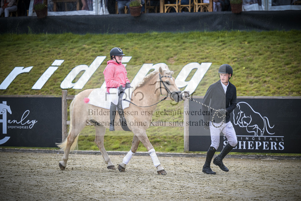 DOS_0251 | Entdecke hochwertige Reitturnierfotos von Foto Oger. Professionell, emotional und authentisch – jetzt Lieblingsmomente im Shop bestellen.Deutschlandweite Turnierfotografie. - Realisiert mit Pictrs.com