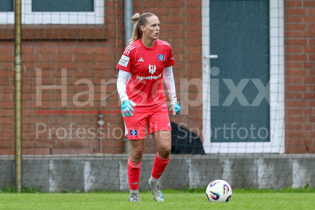 Fussball, Testspiel Frauen, Hamburger SV - FC Viktoria Berlin | Inga Schuldt (Torhüterin, Torwart, Hamburger SV, 1) am Ball, Freisteller, Einzelbild, Ganzkörper, Aktion, Action, Spielszene