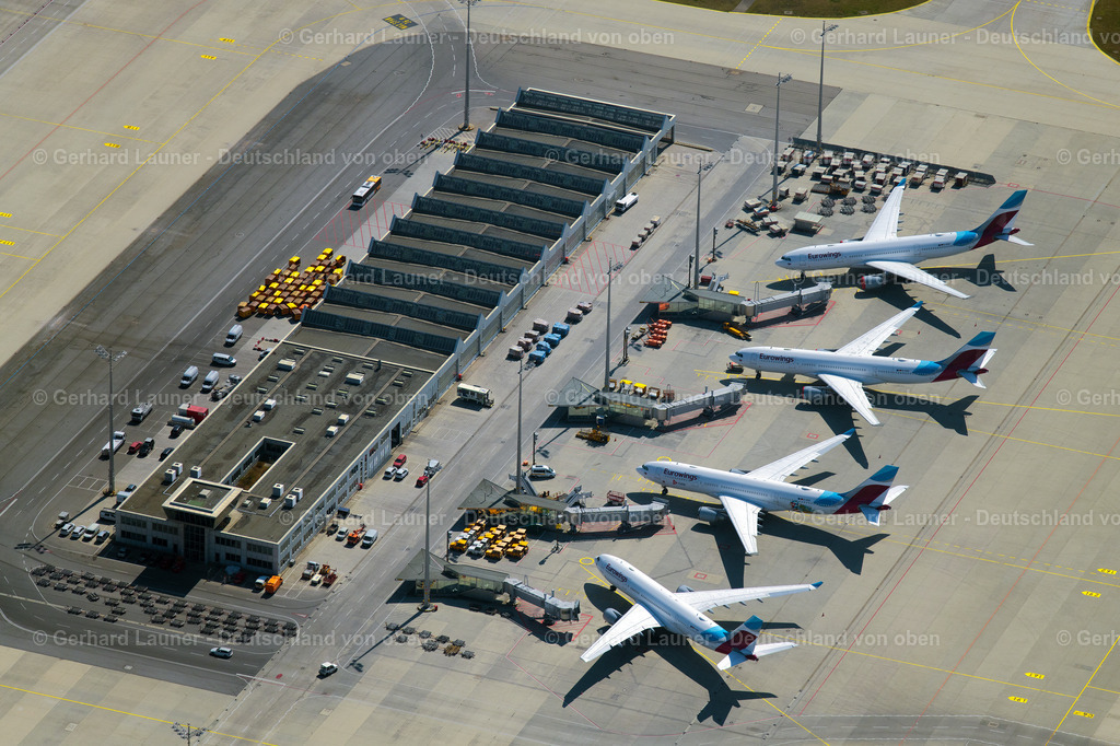 4021143 | MüNCHEN-FLUGHAFEN 08.04.2020 Passagierflugzeuge krisenbedingt stillgelegt auf der Parkpositionen und Abstellfläche auf dem Flughafen in München im Bundesland Bayern, Deutschland. // Passenger aircraft decommissioned due to the crisis on the parking positions and parking space at the airport in Munich in the state Bavaria, Germany. Foto: Gerhard Launer