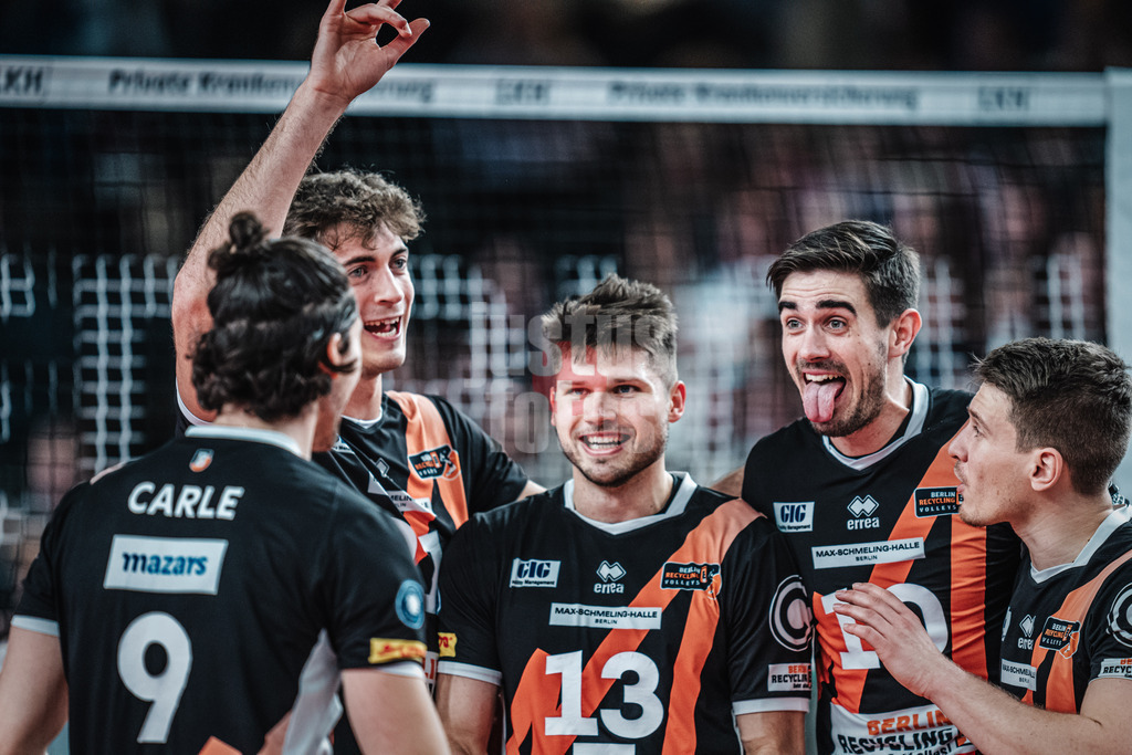 Volleyball | Herren | Saison 2023/2024 | Volleyball-Bundesliga | SVG Lüneburg vs. Berlin Recycling Volleys | 23.12.2023 | Emotionen der Freude bei den BR Volleys, von links: Timothee Carle (#9, Berlin Recycling Volleys), Tobias Krick (#21, Berlin Recycling Volleys), Ruben Schott (#13, Berlin Recycling Volleys), Daniel Malescha (#10, Berlin Recycling Volleys), Johannes Tille (#6, Berlin Recycling Volleys)