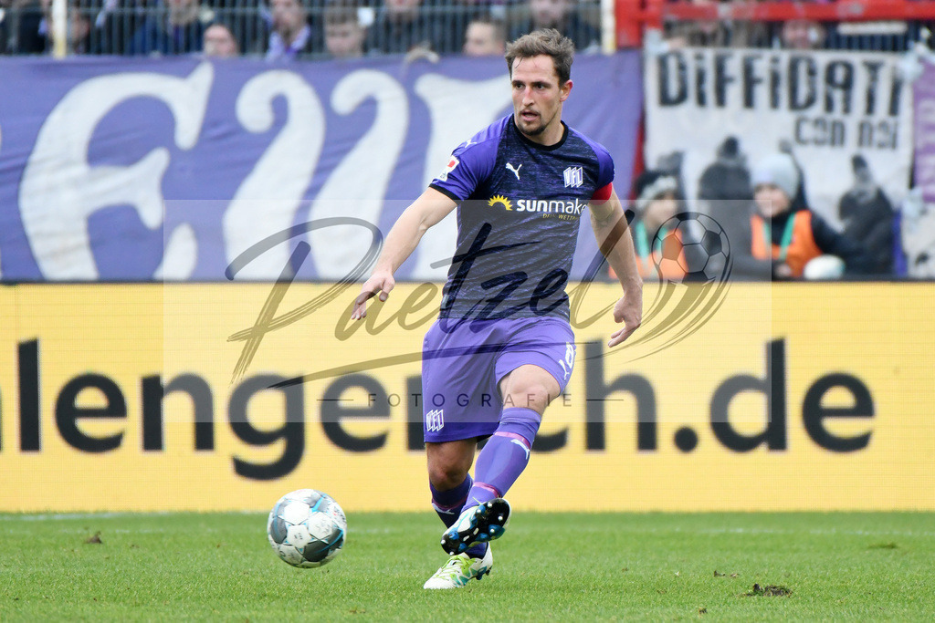 20200208_OSNFCN_0063 | Fußball, Herren: Ulrich Taffertshofer (VfL Osnabrueck) in Aktion, am Ball, Einzelaktion waehrend des Spiels der 2. Bundesliga zwischen VfL Osnabrueck und 1. FC Nuernberg im Stadion an der Bremer Bruecke am 08.02.2020 in Osnabrueck, Deutschland.DFB / DFL REGULATIONS PROHIBIT ANY USE OF PHOTOGRAPHS AS IMAGE SEQUENCES AND/OR QUASI-VIDEO. - Realisiert mit Pictrs.com