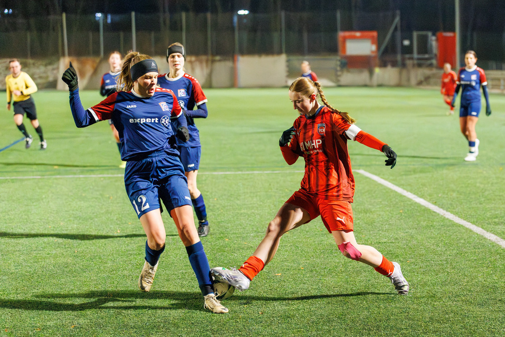 FCHFCE_251121_2860 | 1.FC Heidenheim 1846 II vs. FC Ellwangen II, Fußball, Frauen, Bezirksliga, 2025/2026, 10. Spieltag, 22.11.2025 in Heidenheim, Kunstrasen b. Voith-Arena West, Flutlichtspiel(Foto: Michael Bulling) - Realisiert mit Pictrs.com