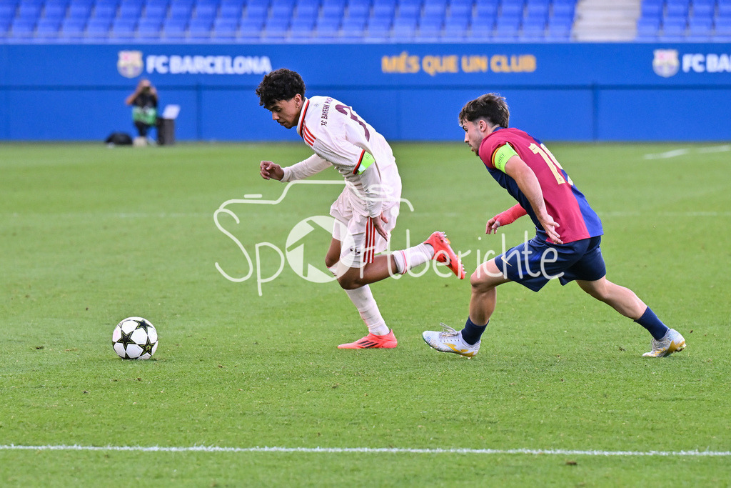 FC Barcelona U19 - FC Bayern München U19 | im duell Hugo ALBA (FC Barcelona U19 #19) mit Adam AZNOU (FCB #3) / Zweikampf / UEFA Youth League: FC Barcelona U19 - FC Bayern München U19, Estadi Johan Cruyff am am 23.10.2024