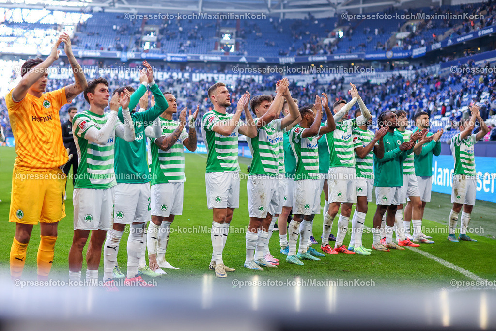 Schalke26102402238 | 26.10.2024, Fußball, FC Schalke 04 - SpVgg Greuther Fürth, 2. Fußball Bundesliga, Veltins-Arena Gelsenkirchen, Saison 2024 2025: Freude nach dem Sieg bei der Mannschaft - Das Team steht jubelnd vor den Fans und bedankt sich für die Unterstützung. DFB regulations prohibit any use of photographs as image sequences and or quasi-video.