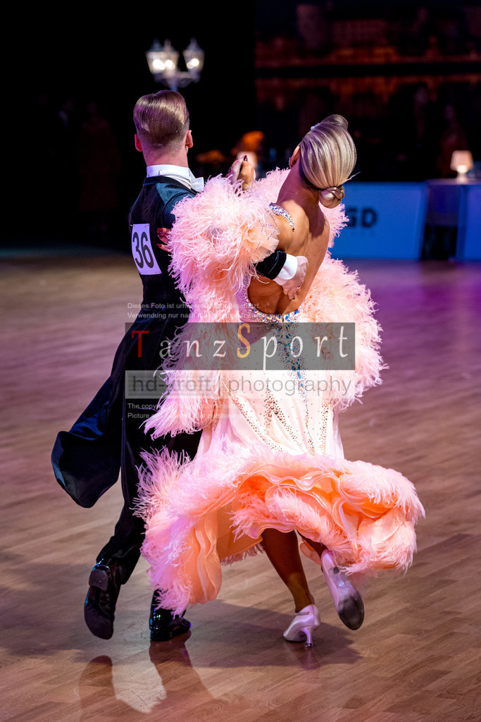 20251212_WDSF_World_Ch_Cup_RS-Std_1017-2 | Tanzsportbilder, Standardtanz, Lateintanz, WDSF, DTV, LTVB, dancecomp, goc, hessen tanzt, blaues band der spree, walzer, tango, wiener walzer, slowfox, quickstepp, samba, rumba, cha-cha-cha, paso doble. jive, hd-kroft photography, turniertanzsport