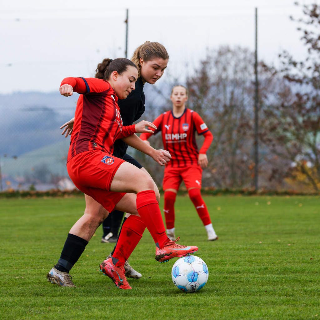 HOHFCH_251109_6616 | 1.FC Heidenheim 1846 II vs. GAST, Fußball, Frauen, Bezirksliga, 2025/2026, X. Spieltag, 03.10.2025 in Heidenheim, Kunstrasen b. Voith-Arena West(Foto: Michael Bulling) - Realisiert mit Pictrs.com