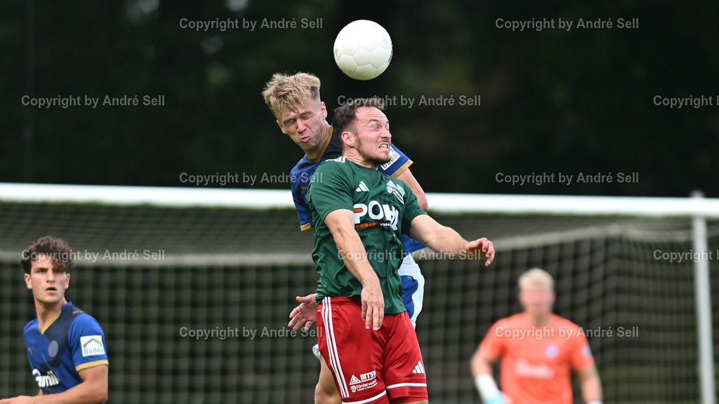 MTSV Hohenwestedt vs Holstein Kiel II | Niklas-Kenneth Neumann (MTSV #30) vs Felix Boelter (Holstein #31) / Fußball-Oberliga Männer 2025/2026 / MTSV Hohenwestedt vs Holstein Kiel II / Sportplatz Wilhelmhöh / Hohenwestedt / 20.09.25 - Realisiert mit Pictrs.com