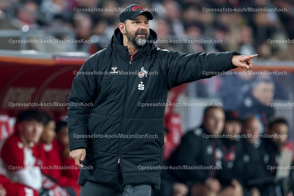 1FC04022601025 | 04.02.2026, Fußball, UEFA Youth League, U19 1. FC Köln - Inter Mailand, Sechzehntelfinale, RheinEnergie-STADION, Saison 2025 2026: Trainer Stefan Ruthenbeck (U19 FC Köln #hc) gestikulierend am Spielfeldrand   DFB regulations prohibit any use of photographs as image sequences and or quasi-video.