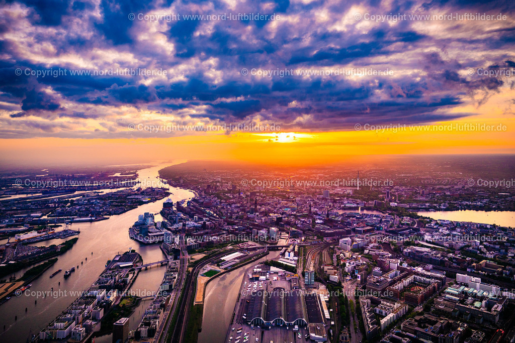 Hamburg_Mitte_Sonnenuntergang_ELS_9011060525 | HAMBURG 06.05.2025 Stadtzentrum an der Innen-Alster im Sonnenuntergang - im Innenstadtbereich in Hamburg. // City center on the Inner Alster at sunset - in the inner city area in Hamburg. Foto: Martin Elsen