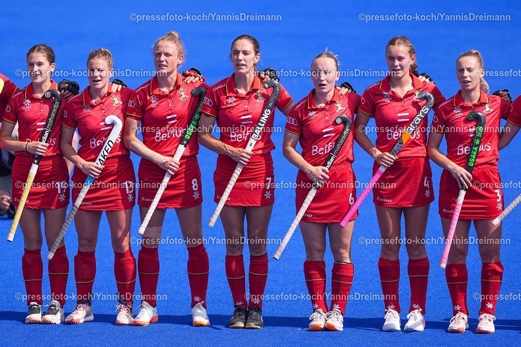 xydrx13082502032 | 13.08.2025, xydrx, Frauen EuroHockey Championship 2025, Gruppenphase, Gruppe B, Belgien - Schottland, Sparkassenpark Mönchengladbach: die Belgische Feldhockey Nationalmannschaft beim Singen der Nationalhymne