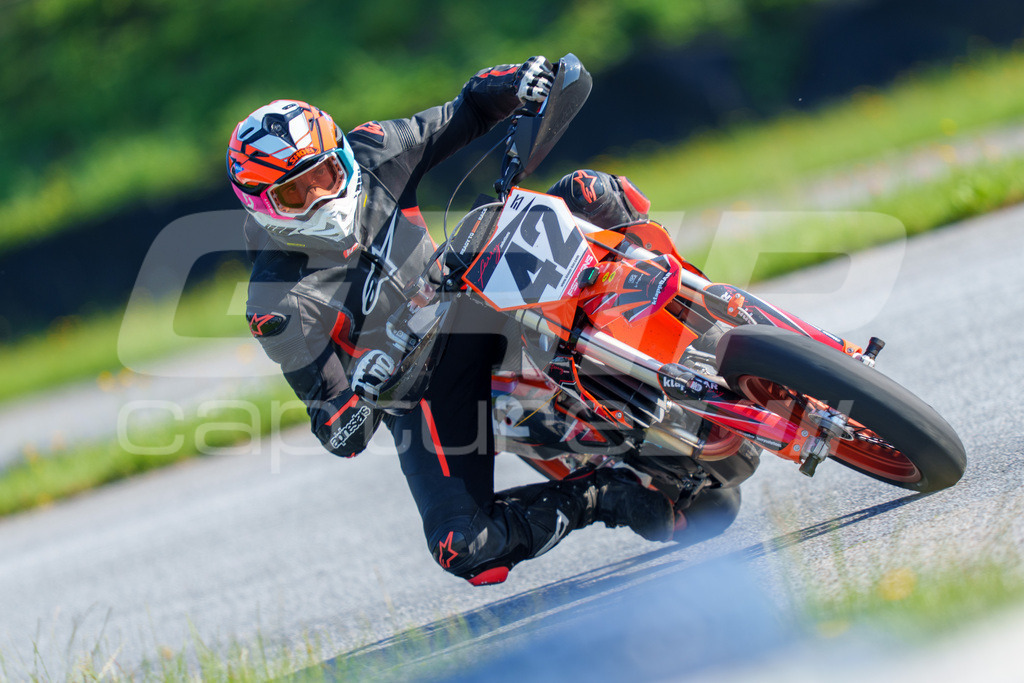 SuperMoto_Staatsmeisterschaft_Greinbach_029 | GRIPcapture steht für authentische Sportfotografie in Österreich – für Momente, die mehr sind als Geschwindigkeit oder Ergebnis. Es geht um Emotion, Spannung, Fokus und den Augenblick, der oft nur einen Wimpernschlag dauert.Ob Motorsport, Teamsport oder 
