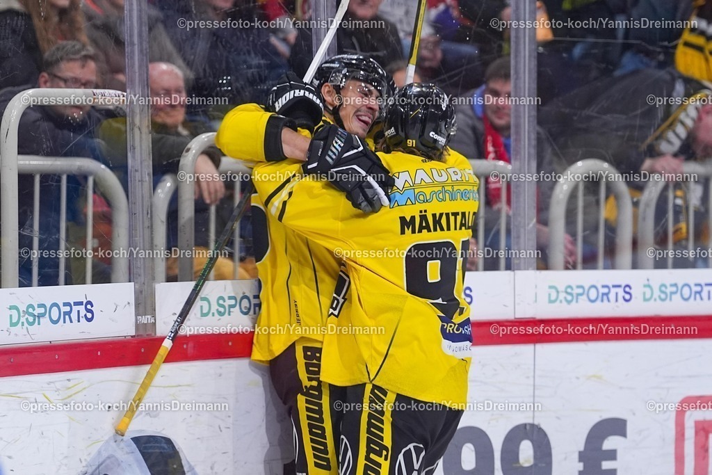 xYDRx30112501017 | 30.11.2025, xydrx, Eishockey, DEL2, Düsseldorfer EG - Krefeld Pinguine, PSD Bank Dome Düsseldorf: Torjubel nach dem Tor zum 3:0 für die Krefeld Pinguine durch Torschütze Daniel Bruch (Krefeld Pinguine #26) zusammen mit Roppe Maekitalo (Krefeld Pinguine #91)Photo: xYannisxDreimannxPressefotoKochx
