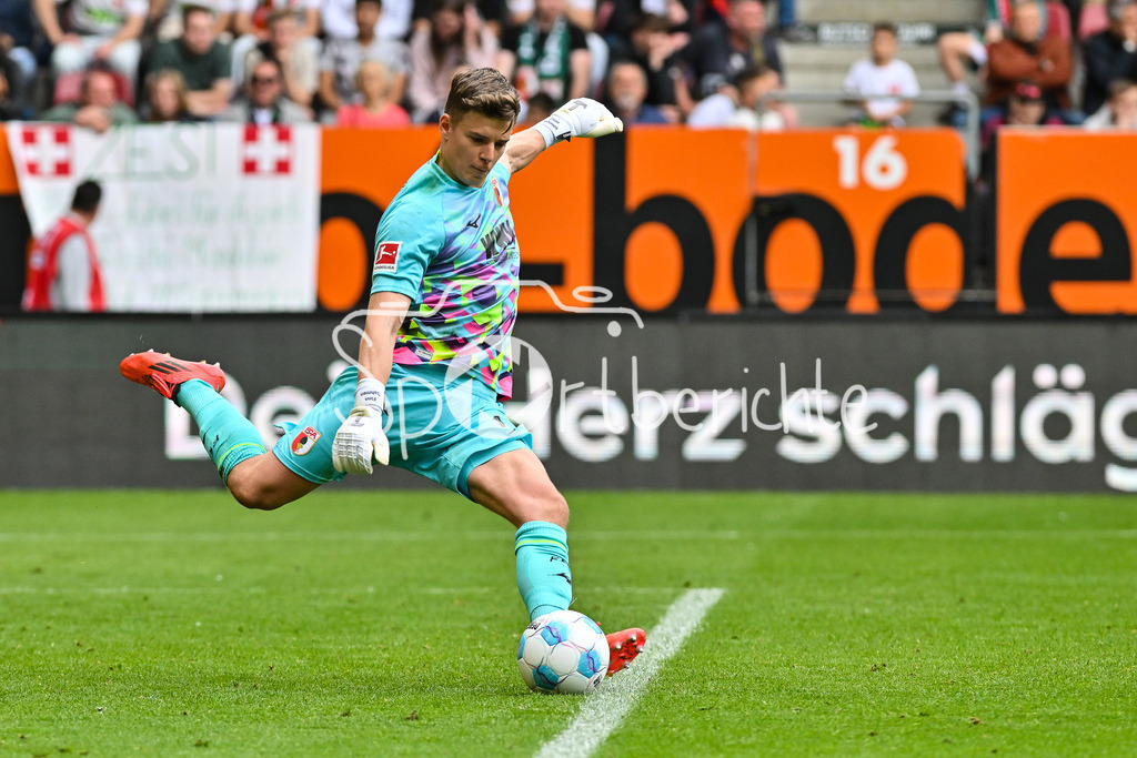 FC Augsburg - SG Eintracht Frankfurt | am Ball  Finn Gilbert DAHMEN (FC Augsburg 1) / Einzelfoto / Freisteller / Bundesliga: FC Augsburg - Eintracht Frankfurt, WWK Arena am 20.04.2025