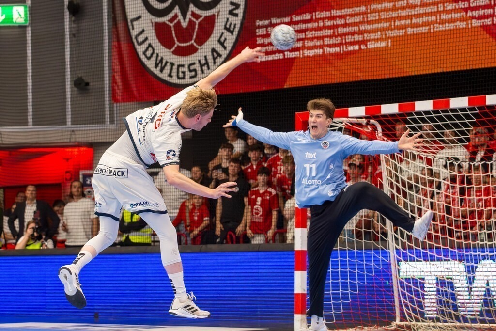 2. HBL (Handball-Bundesliga), 34. Spieltag: Eulen Ludwigshafen gegen TV 05/07 Hüttenberg***Tristan Kirschner (5, Hüttenberg) zieht ab | 2. HBL (Handball-Bundesliga), 34. Spieltag: Eulen Ludwigshafen gegen TV 05/07 Hüttenberg***Tristan Kirschner (5, Hüttenberg) zieht ab - Realisiert mit Pictrs.com