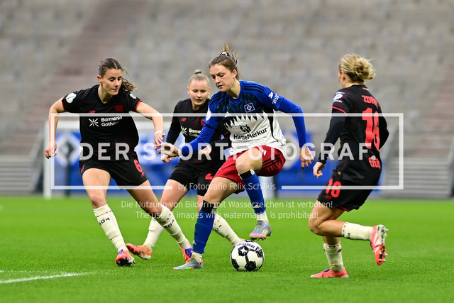 Fußball I Frauen I Saison 2025-2026 I DFB-Pokal I Achtelfinale I Hamburger SV - Bayer 04 Leverkusen I 15430 | Katharina Piljic (6, Bayer 04 Leverkusen) und Sofie Lena Zdebel (16, Bayer 04 Leverkusen) bekommen Lotta Wrede (32, Hamburger SV) nicht gebändigt und werden verzaubert - Realisiert mit Pictrs.com