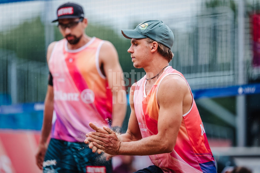 Beachvolleyball | Männer | Allianz German Beach Tour 2025 | Tourstop Hamburg | 29.05.2025 | Ole Schwarmann klatscht die Hände zusammen