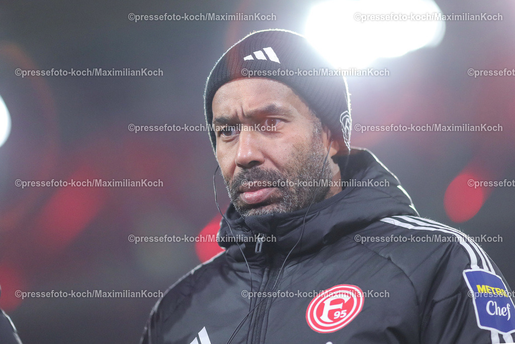 Due20122401012 | 20.12.2024, Fußball, Fortuna Düsseldorf - 1. FC Magdeburg, 2. Bundesliga, Merkur Spiel-Arena, Saison 2024 2025: Cheftrainer Daniel Thioune (Trainer Fortuna Düsseldorf)DFB regulations prohibit any use of photographs as image sequences and or quasi-video.