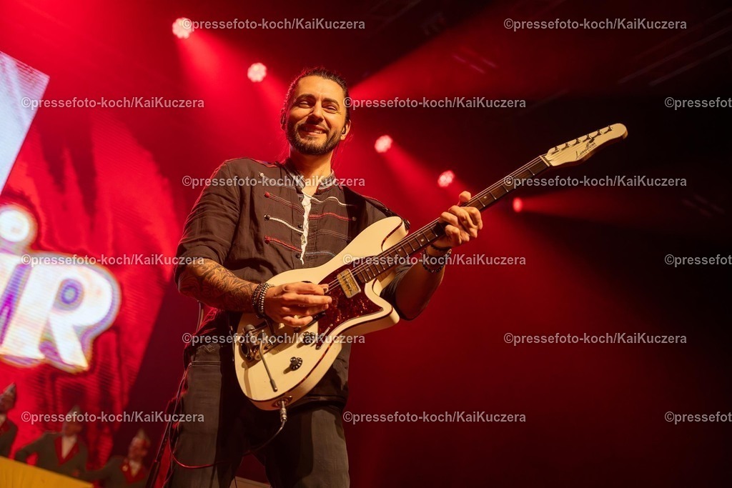 KKU25012501105 | 25.01.2025, xkkux, Düsseldorf, Karnevalsveranstaltung - Die Lachende in der Mitsubishi Electric HALLE. Die Band Höhner performt bei ihrem Auftritt. Im Bild Gitarrist Edin Colic, alias Meister Ede