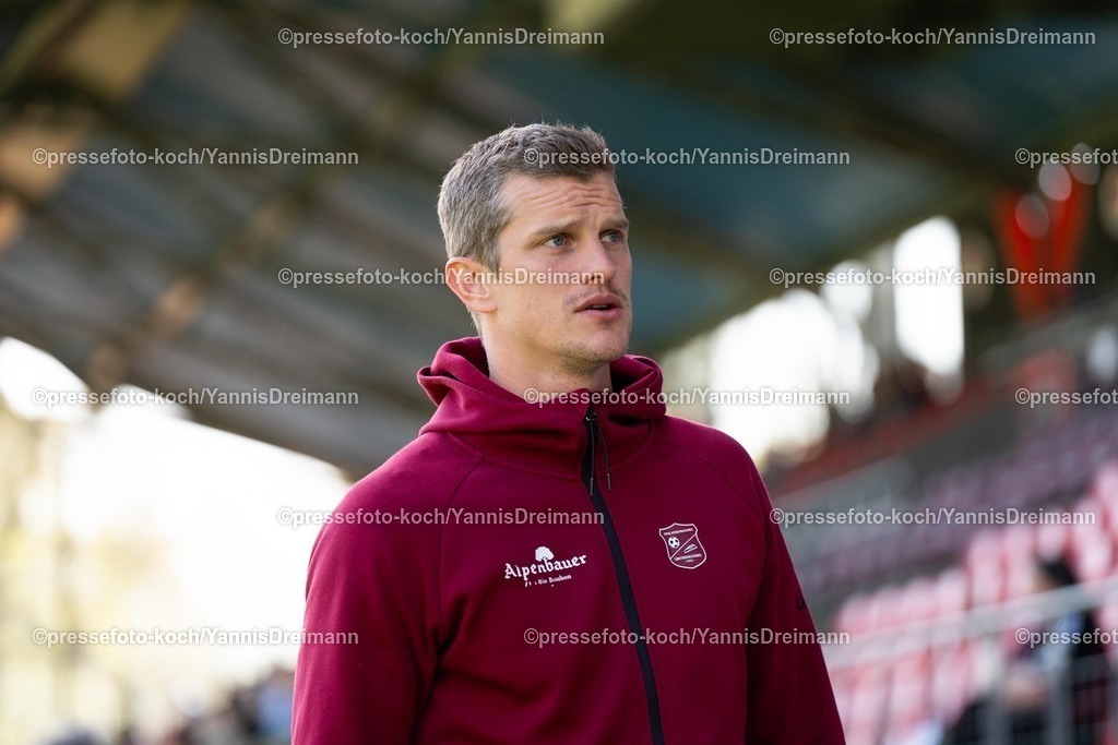 xydr05042501001 | 05.04.2025, xydrx, Fußball, Viktoria Köln - SpVgg Unterhaching , 3.Liga, Sportpark Höhenberg, Saison 2024 2025: Sven Bender (Cheftrainer SpVgg Unterhaching) DFB regulations prohibit any use of photographs as image sequences and or quasi-video.