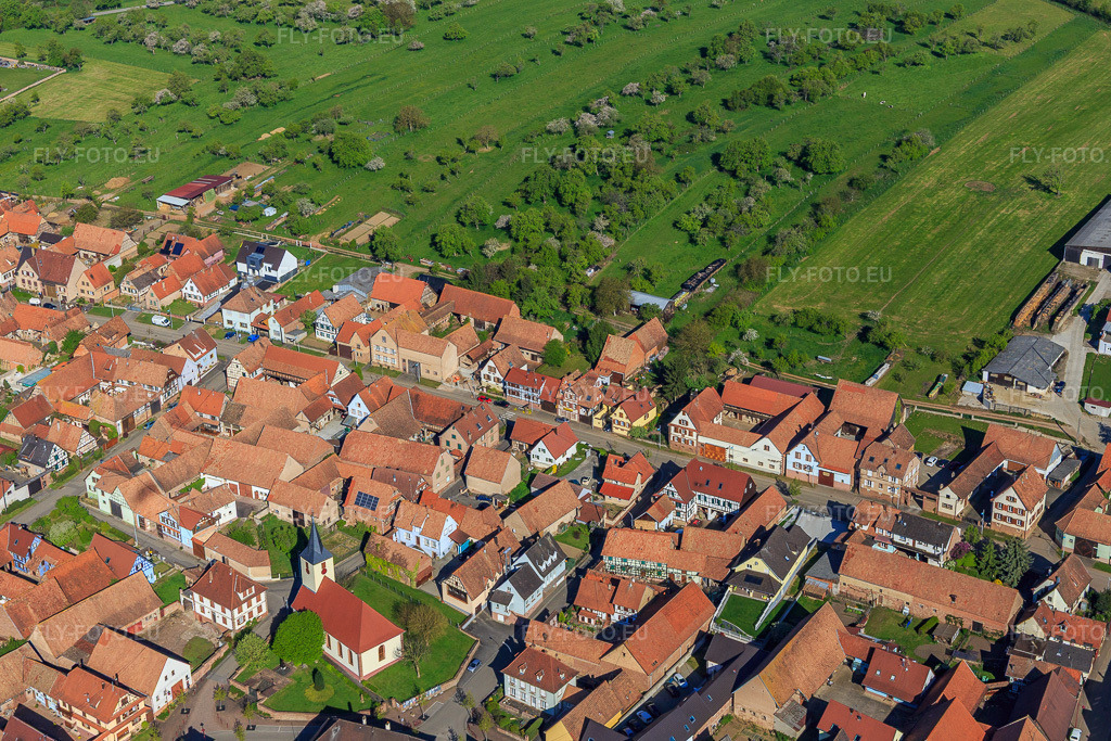 Vue aérienne: Rue Neuve depuis le sud-est à Uhrwiller dans le département Bas Rhin, France – .Photo: IMG_099446.jpg prise le 30/04/2017 par Werner Riehm/FLY-FOTO.eu – Résolution de l'original: 5326 x 3551 px