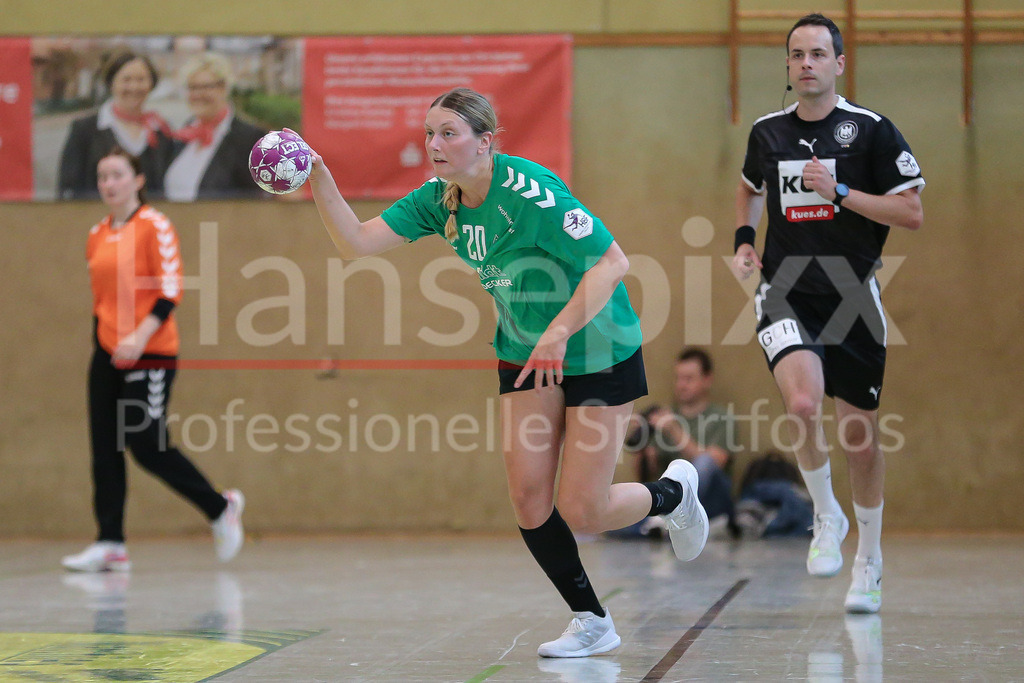 Handball, Testspiel Frauen, Buxtehuder SV - SV Werder Bremen | v.li.: Lena Thomas (SV Werder Bremen, 20) am Ball, Spielszene, Aktion, Action