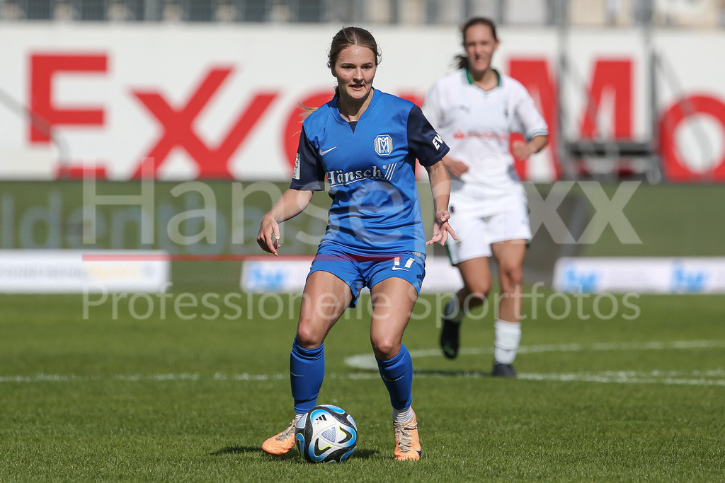 Fussball, 2. Frauen-Bundesliga, SV Meppen - Borussia Mönchengladbach | v.li.: Noreen Günnewig (SV Meppen, 17) am Ball, Einzelbild, Ganzkörper, Aktion, Action, Spielszene, DIE DFB-RICHTLINIEN UNTERSAGEN JEGLICHE NUTZUNG VON FOTOS ALS SEQUENZBILDER UND/ODER VIDEOÄHNLICHE FOTOSTRECKEN. DFB REGULATIONS PROHIBIT ANY USE OF PHOTOGRAPHS AS IMAGE SEQUENCES AND/OR QUASI-VIDEO.