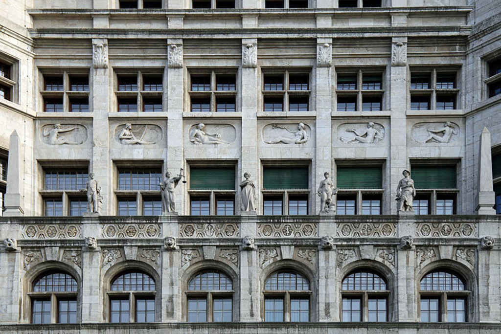 Bildlexikon Leipzig - Neues Rathaus - Oberbürgermeisterflügel mit Skulpturen fünf verschiedener Künstler | Das Team hinter BILDLEXIKON LEIPZIG bündelt historische wie aktuelle Informationen über die Stadt Leipzig in Text und Bild auf einer Plattform und stellt diese der interessierten Öffentlichkeit zur Verfügung.