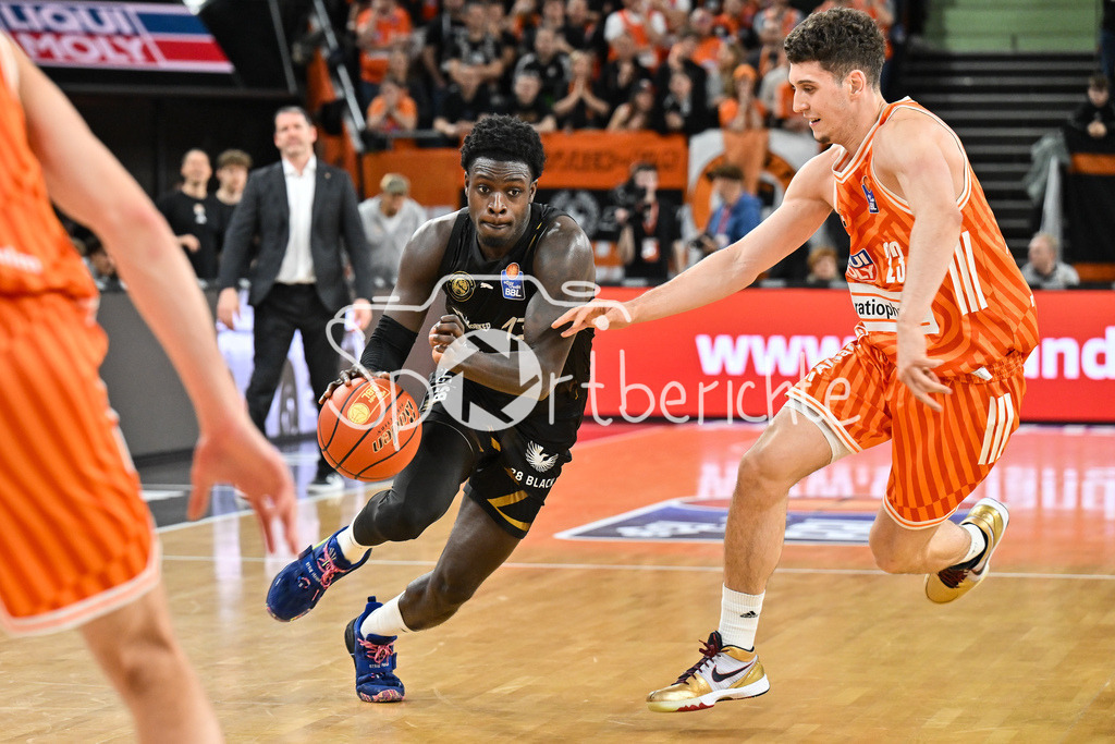 ratiopharm Ulm - Basketball Löwen Braunschweig | ULM, GERMANY - 10. JANUARY: im Duell  Barra NJIE (Basketball Löwen Braunschweig 13) und Diego GARAVAGLIA (ratiopharm Ulm 23) während dem Match zwischen Ratiopharm Ulm und Basketball Löwen Braunschweig am 15. Spieltag der easyCredit BBL in der Ratiopharm Arena