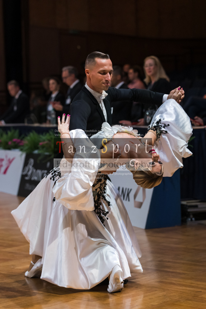 20250821_WDSF-SenI-Std-R3_4500 | Tanzsportbilder, Standardtanz, Lateintanz, WDSF, DTV, LTVB, dancecomp, goc, hessen tanzt, blaues band der spree, walzer, tango, wiener walzer, slowfox, quickstepp, samba, rumba, cha-cha-cha, paso doble. jive, hd-kroft photography, turniertanzsport