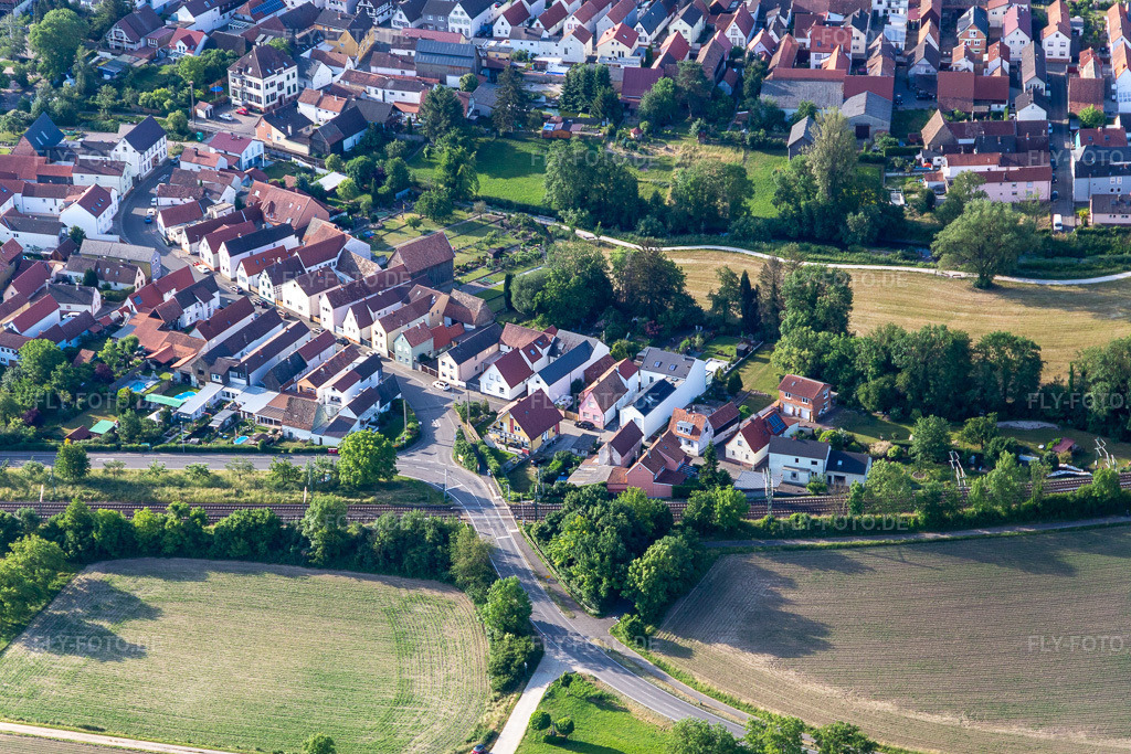 Luftbild: mittlere Ortsstraße in Rülzheim im Bundesland Rheinland-Pfalz in Deutschland. – Foto: IMG_132327.jpg vom 03.06.2022 durch Werner Riehm/FLY-FOTO.de – Auflösung des Originals: 5472 x 3648 px – VG Ruelzheim