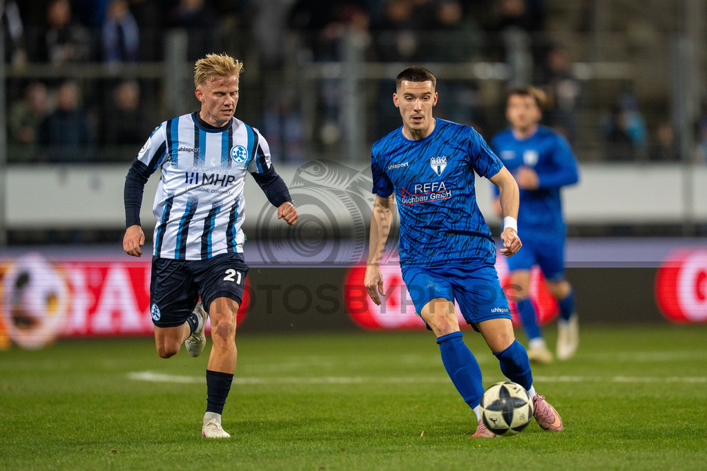 SV Stuttgarter Kickers vs. SGV Freiberg, Fussball, WFV-Pokal, Viertelfinale, 17.03.2026 | Gal Grobelnik (SGV Freiberg, #29) am Ball, links im Bild befindet sich Per Lockl (SV Stuttgarter Kickers, #21),SV Stuttgarter Kickers vs. SGV Freiberg, Fussball, WFV-Pokal, Viertelfinale, 17.03.2026Foto: photosbyphips/Philip Ziegler