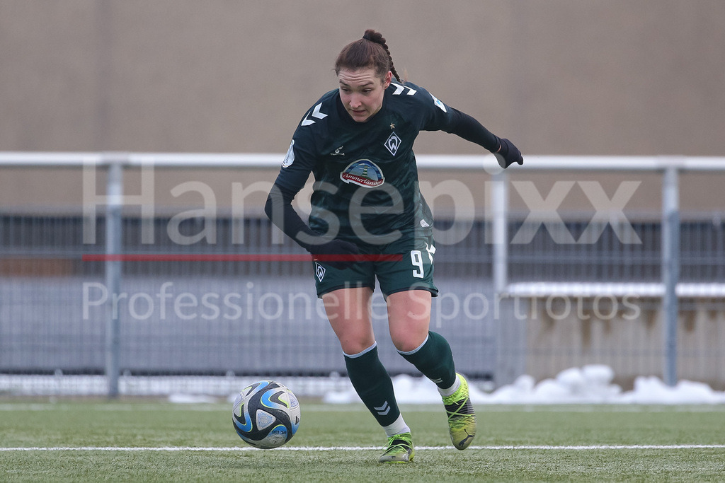 Fussball, Testspiel Frauen, VfL Wolfsburg II - SV Werder Bremen | v.li.: Sophie Weidauer (SV Werder Bremen, 9) am Ball, Freisteller, Einzelbild, Ganzkörper, Aktion, Action, Spielszene