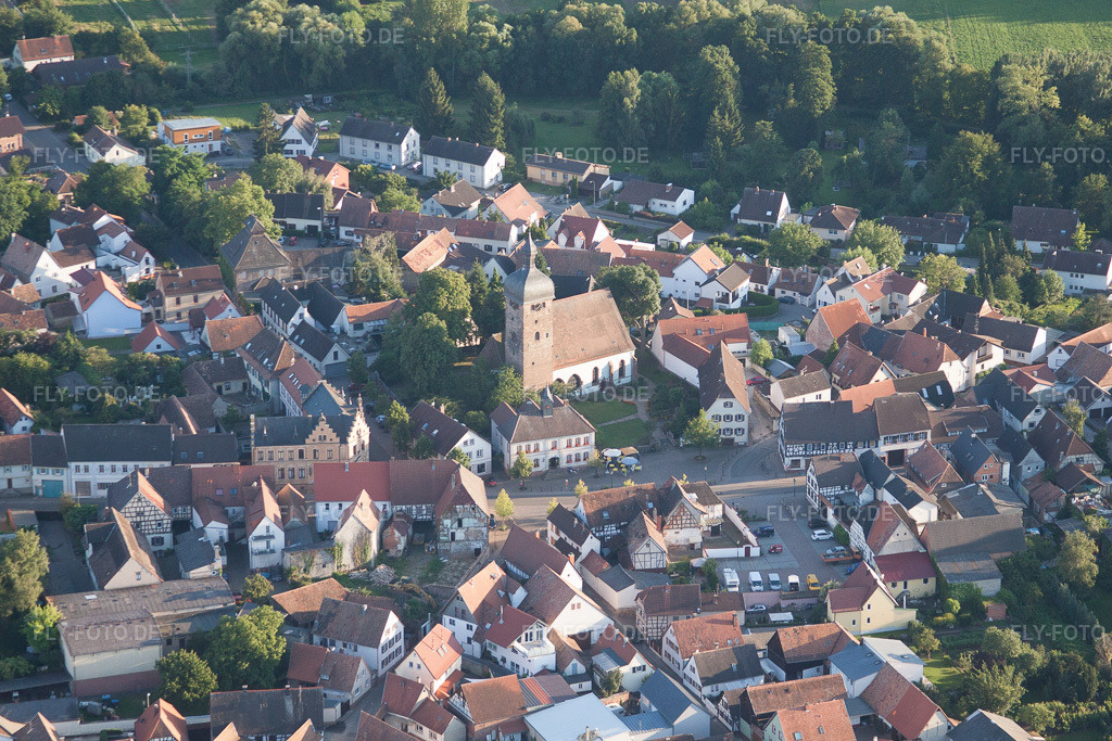 Luftbild: Ev. Martinskirche im Ortsteil Billigheim in Billigheim-Ingenheim im Bundesland Rheinland-Pfalz in Deutschland. Foto: IMG_51102.jpg vom 22.07.2012 durch Werner Riehm/FLY-FOTO.de