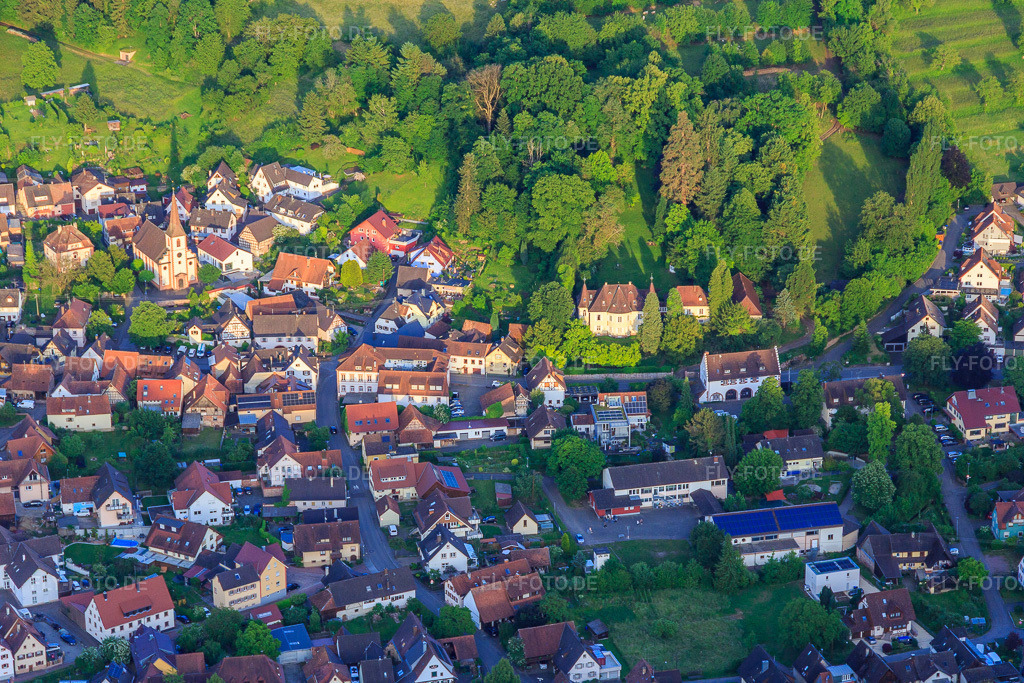 Luftbild: Winzerortansicht mit Schloss und Schlosspark aus Westen im Ortsteil Heimbach in Teningen im Bundesland Baden-Württemberg in Deutschland. Foto: IMG_147440.jpg vom 29.05.2025 durch Werner Riehm/FLY-FOTO.de