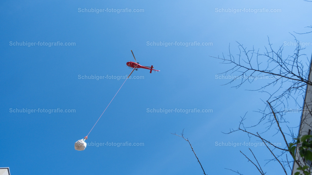 Helikopter im Einsatz | roter Helikopter der Gegenstände Transportiert - Realisiert mit Pictrs.com