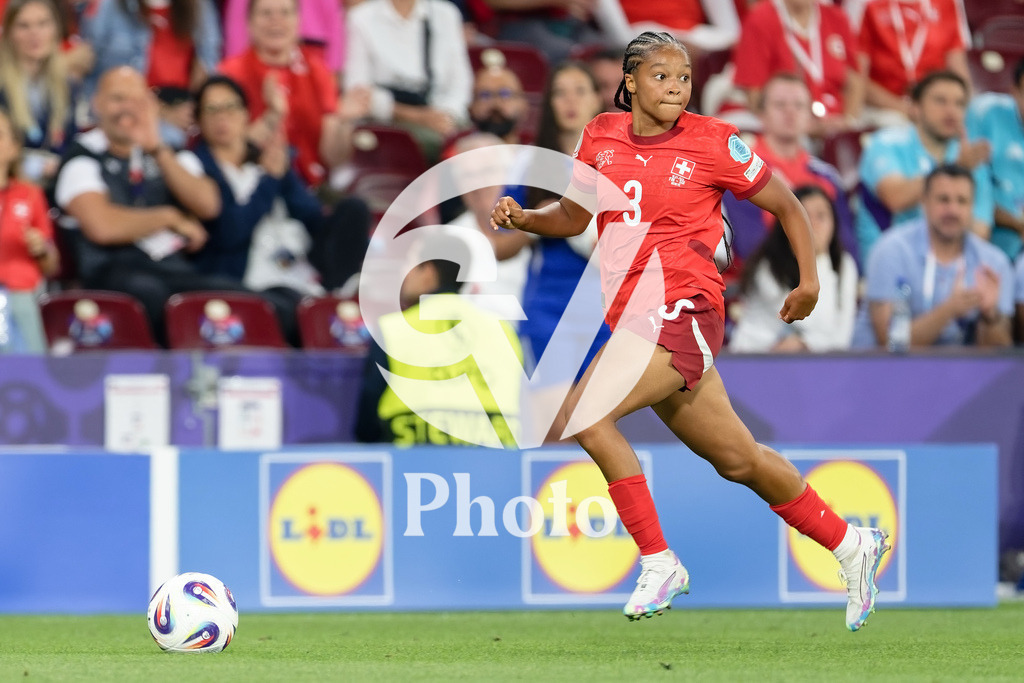 Finland v Switzerland: UEFA Women's EURO 2025 Group A | GENEVA, SWITZERLAND - JULY 10: Leila Wandeler of Switzerland runs with the ball during the UEFA Women's EURO 2025 Group A match between Finland and Switzerland at Stade de Geneve on July 10, 2025 in Geneva, Switzerland. (Photo by Giuseppe Velletri/Sports Press Photo/Getty Images)