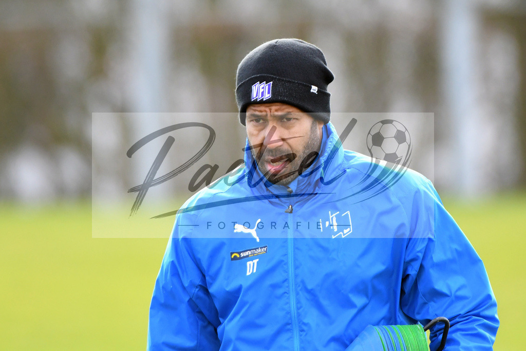 20200221_TRAOSN_0002 | Fussball, Herren: Trainer Daniel Thioune (VfL Osnabrueck) schaut waehrend der Trainingseinheit des VfL Osnabrueck im Sportpark Illoshoehe am 21.02.2020 in Osnabrueck, Deutschland. - Realisiert mit Pictrs.com
