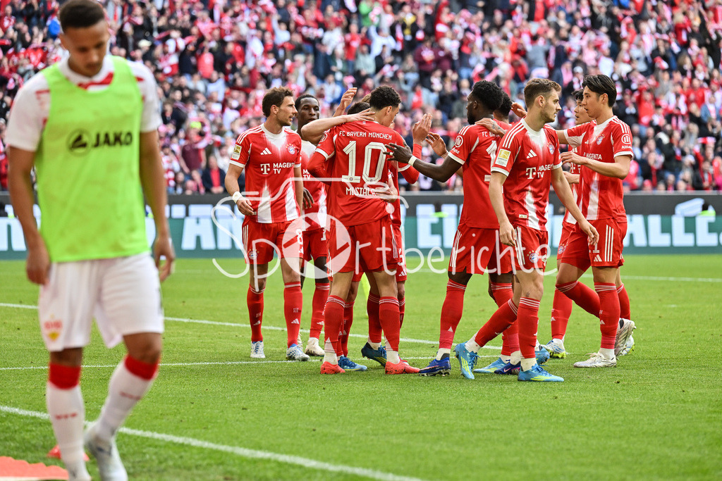 FC Bayern München - VfB Stuttgart | MUNICH, GERMANY - 19. APRIL: Bayern celebrates the goal to makes 1-1 / Tor / Torschuetze / Freude / Happy - Raphael GUERREIRO (FC Bayern Munich 22) - during the Bundesliga Match between FC Bayern Munich vs. VfB Stuttgart at Matchday 30 at Allianz Arena / DFL REGULATIONS PROHIBIT ANY USE OF PHOTOGRAPHS AS IMAGE SEQUENCES AND/OR QUASI-VIDEO